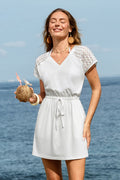 Weißes V-Ausschnitt Kurzarm Leichtes Mini-Strandkleid