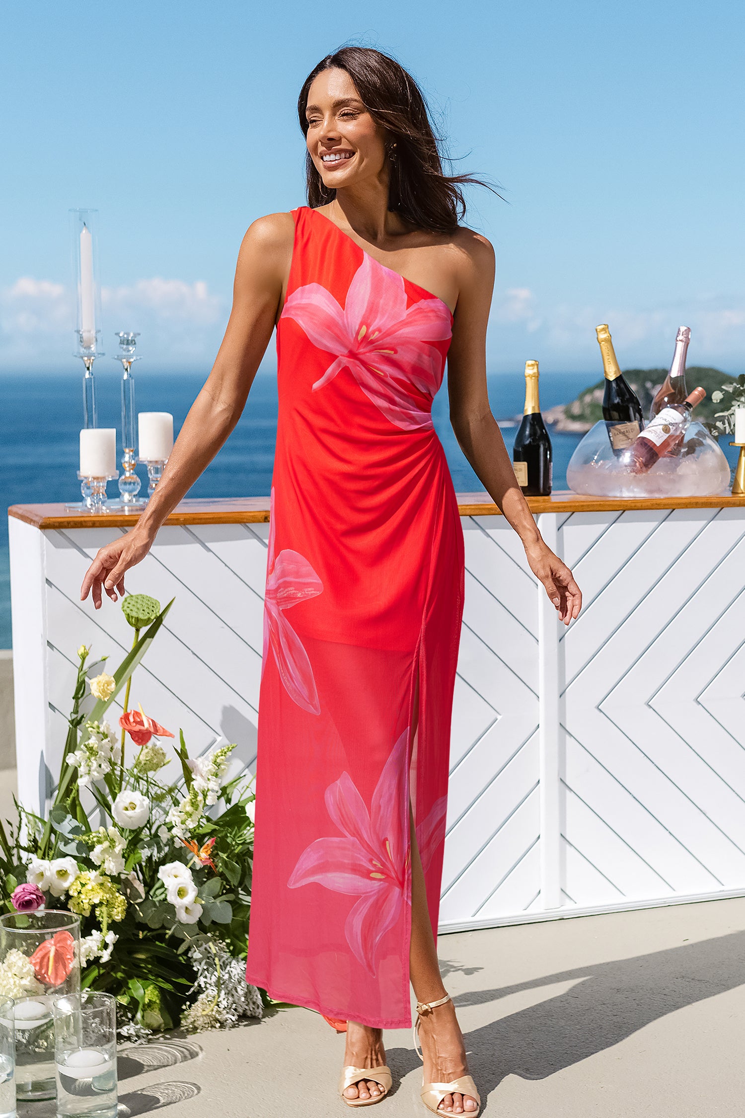 Rotes Maxi-Abendkleid mit asymmetrischem Ausschnitt