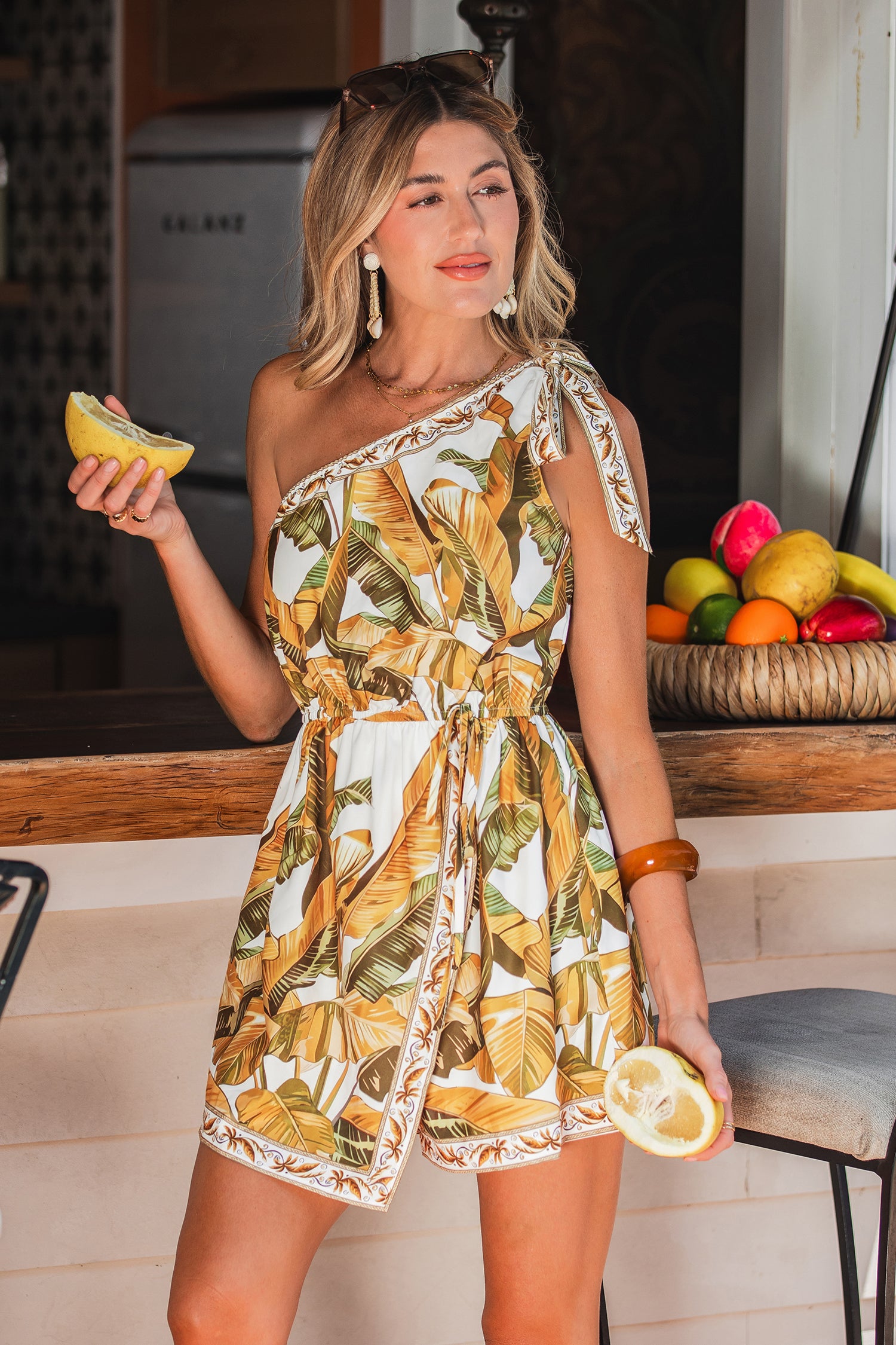Tropischer Romper mit asymmetrischem Ausschnitt und Wickelfront