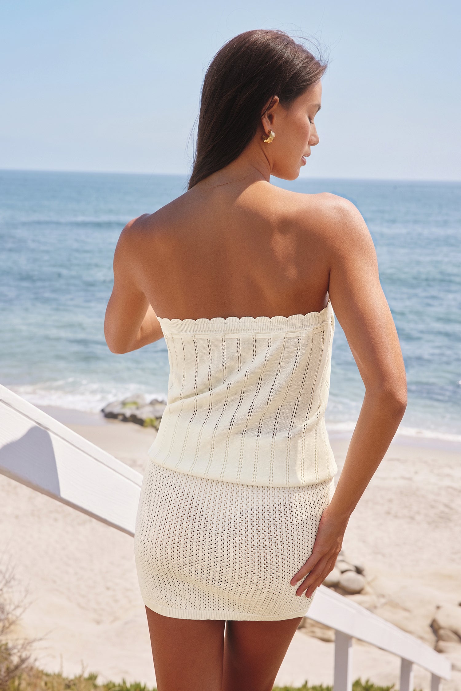 Weißes Mini-Stricck-Strandkleid mit geradem Ausschnitt