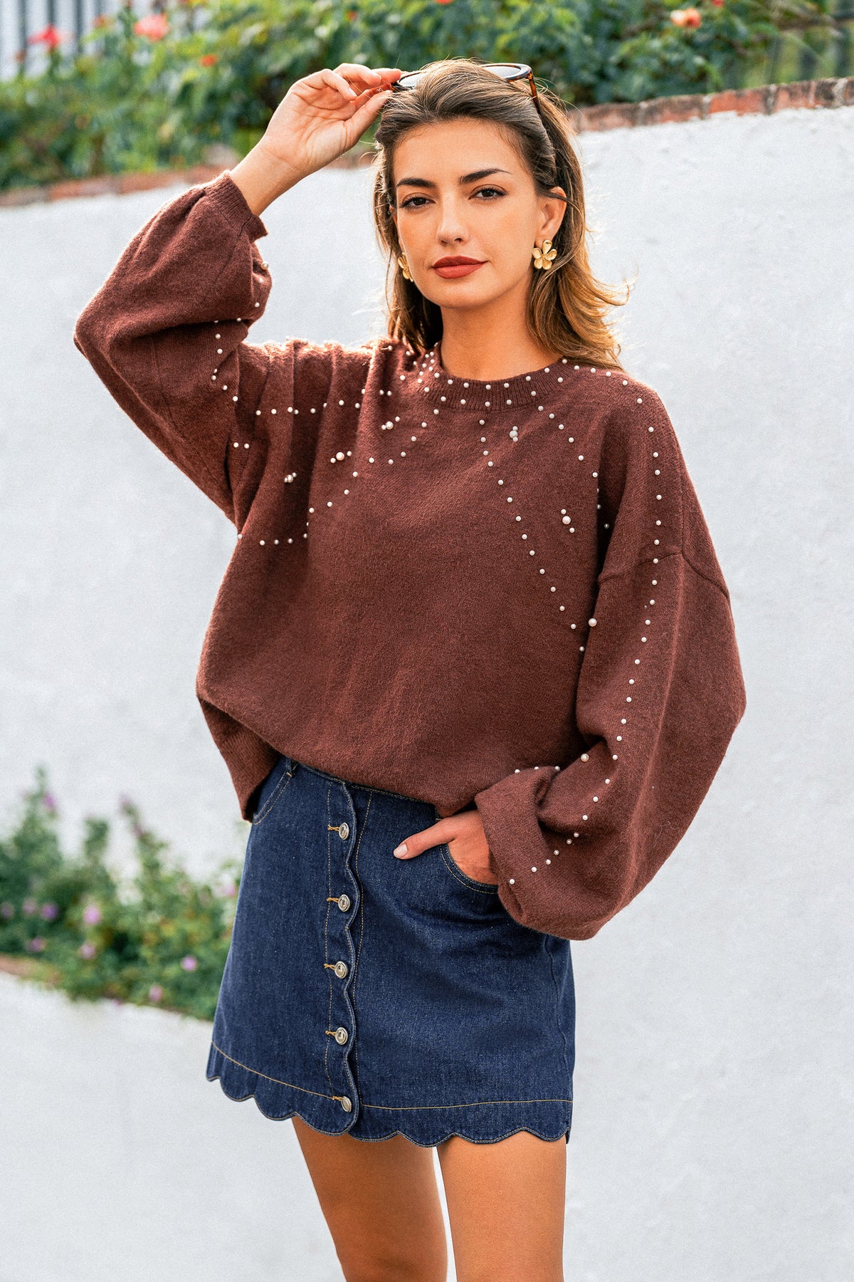 Brauner Pullover mit Kunstperlen
