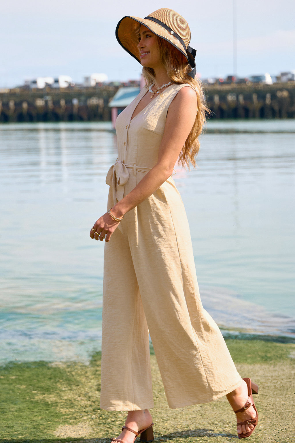 Sandfarbener Wide-Leg-Jumpsuit mit Bindegürtel