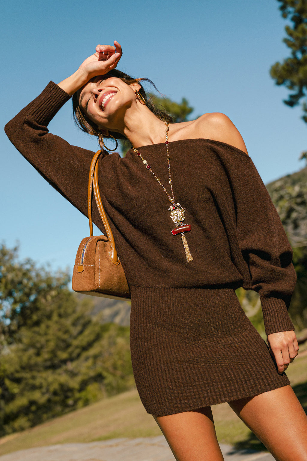 Braunes Mini-Strickkleid mit U-Boot-Ausschnitt