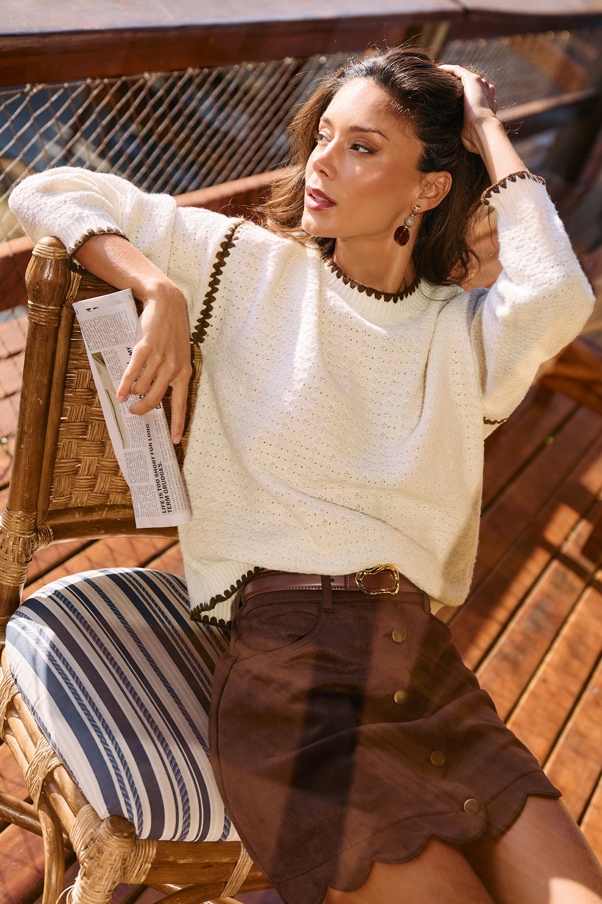 Beiger Langarmpullover mit Rundhalsausschnitt und Kontrastdetails