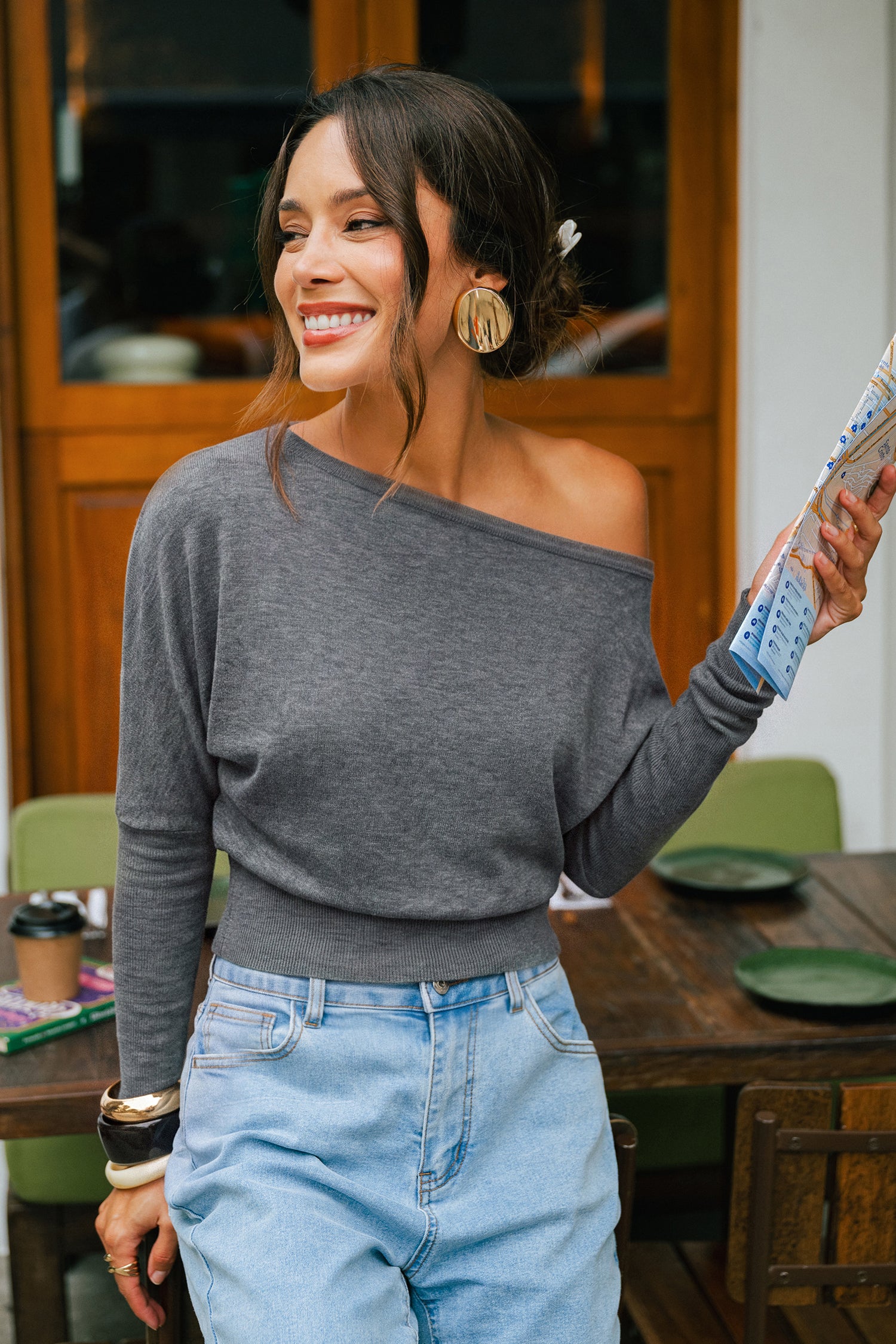 Graues Langarm Strick-Top mit asymmetrischem Ausschnitt