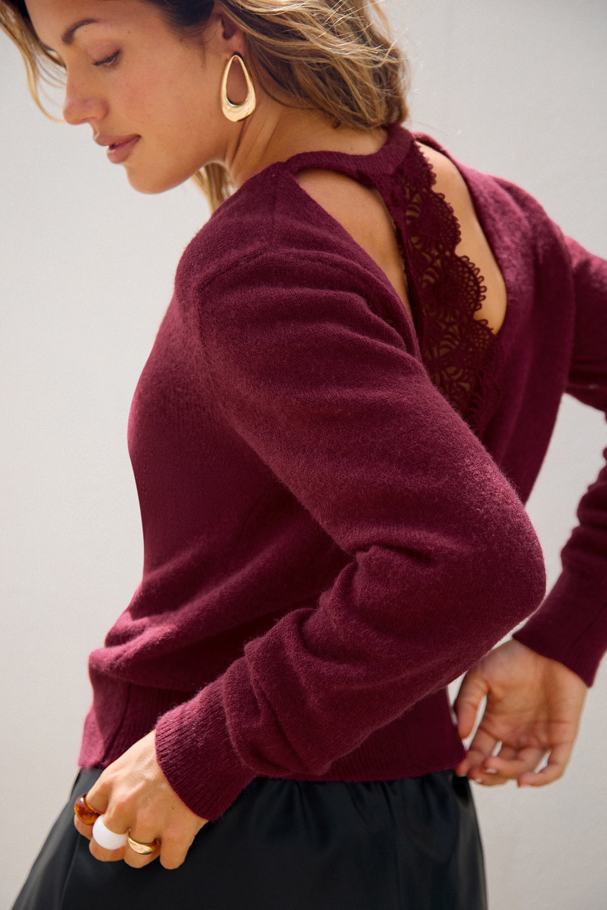 Roter Langarmpullover mit offenem Rücken