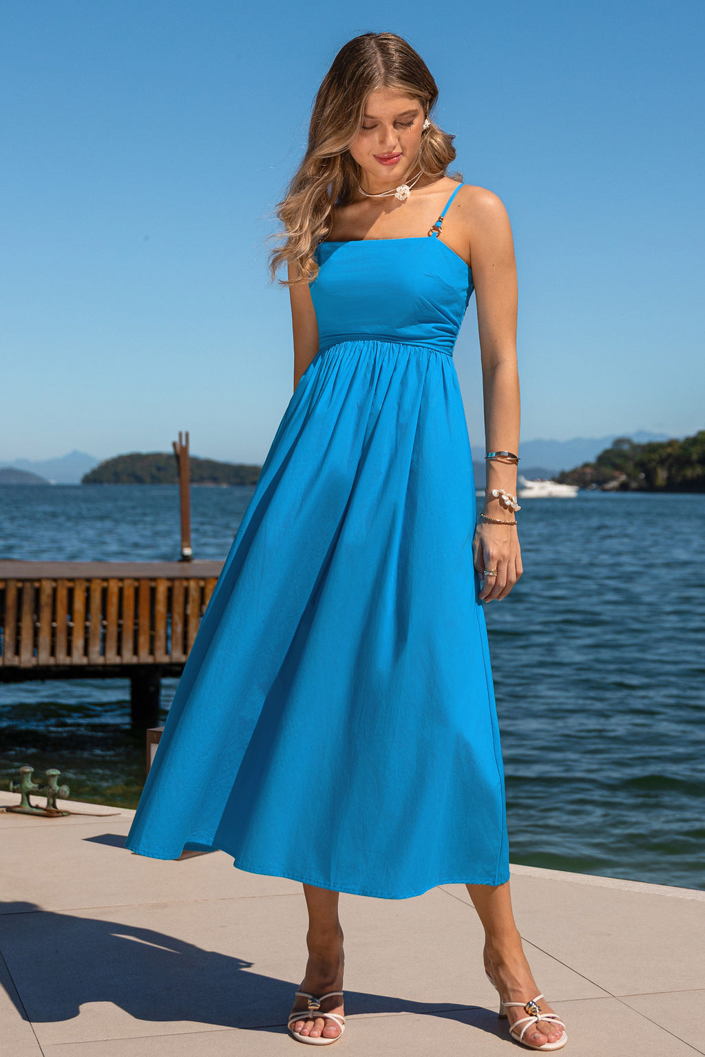Blaues Midi-Abendkleid mit eckigem Ausschnitt