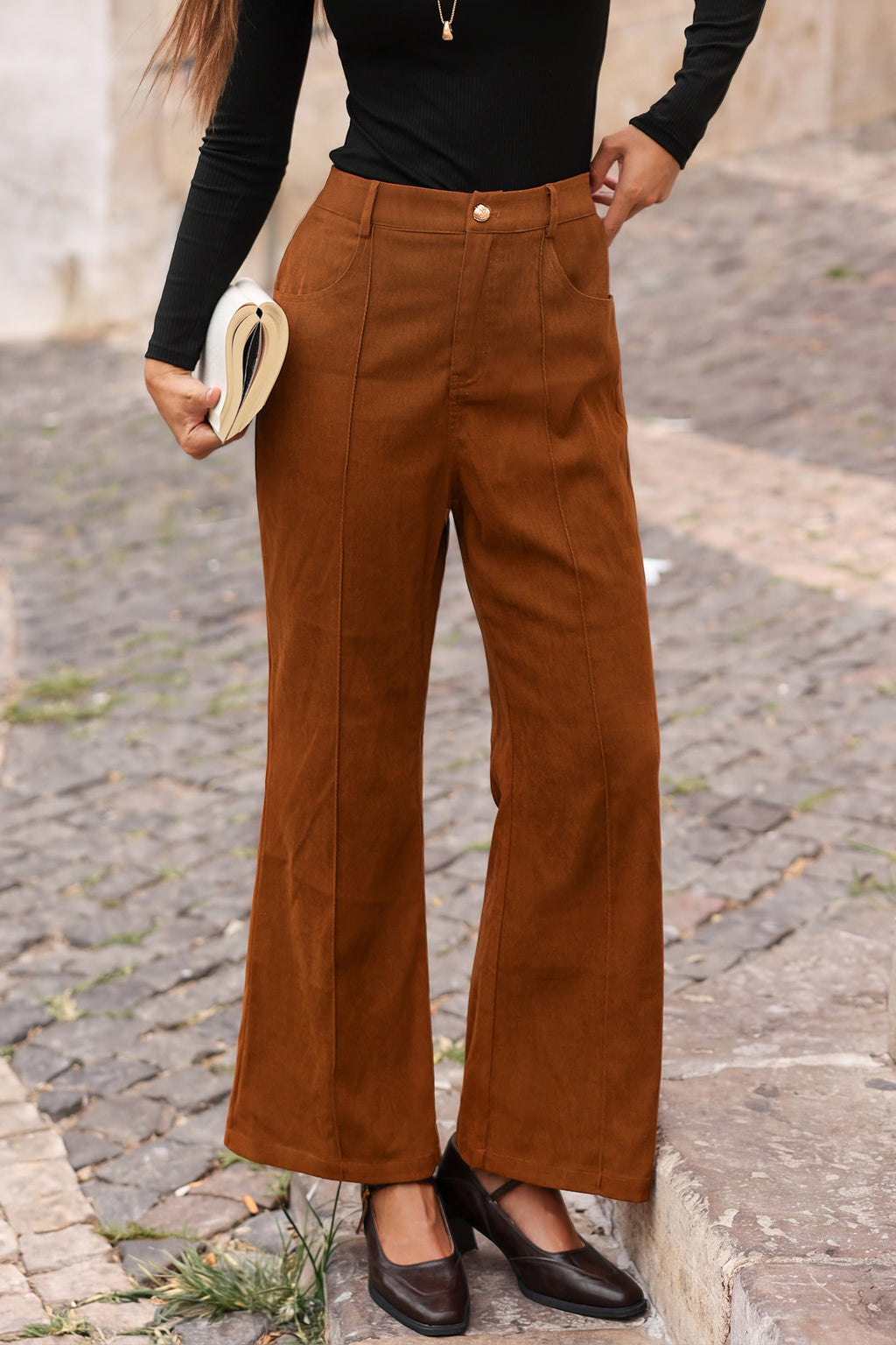 Braune Hose mit ausgestelltem Bein