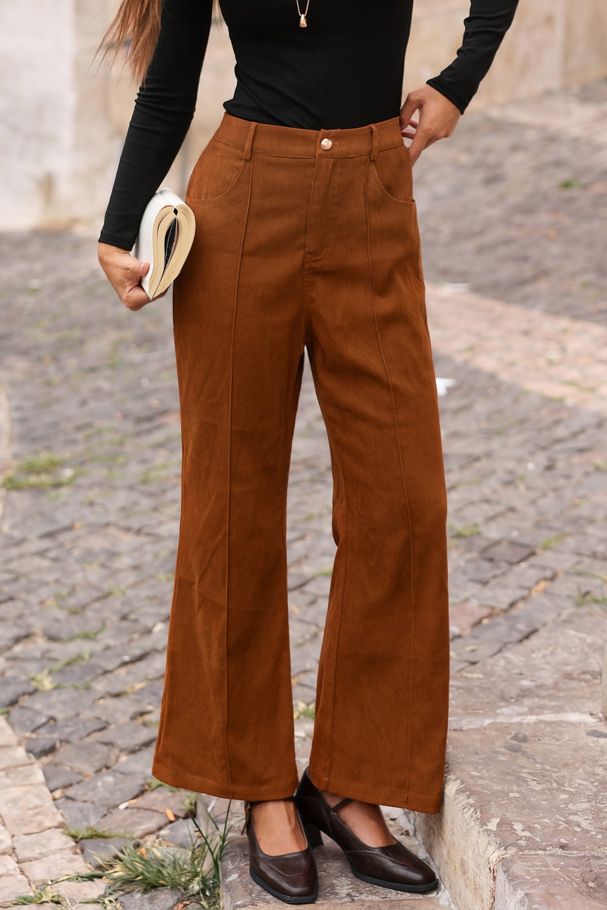 Braune Hose mit ausgestelltem Bein