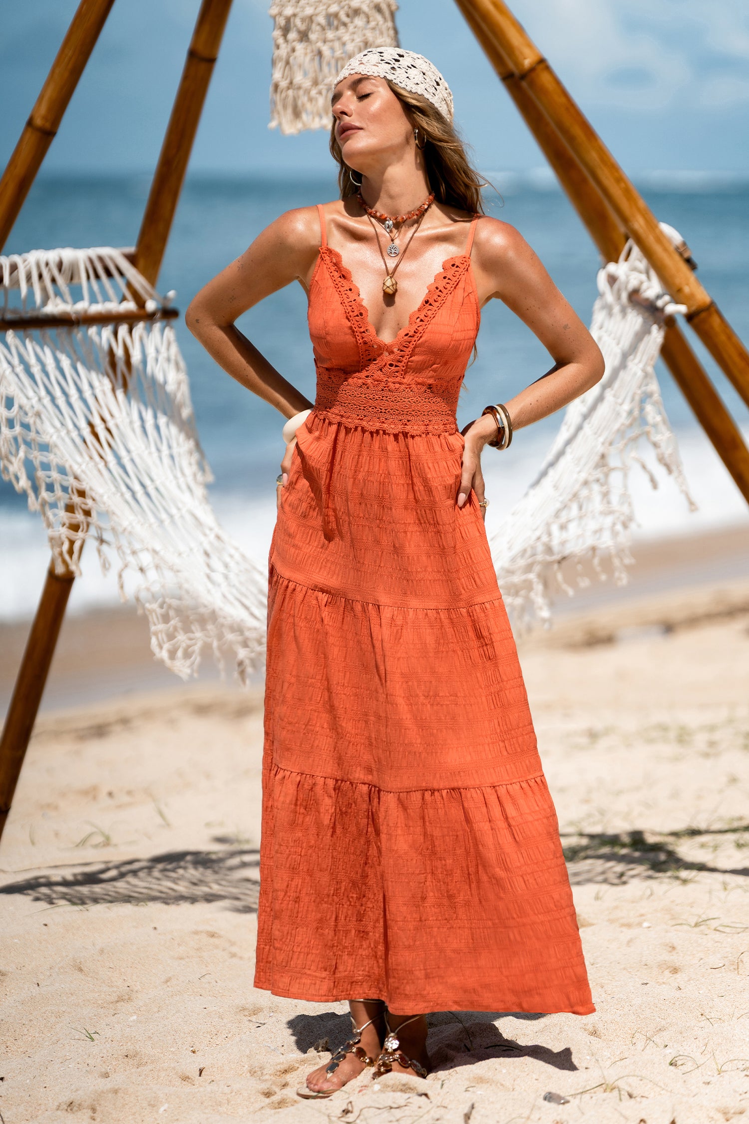 Orange Maxi-Strandkleid mit tiefem Ausschnitt