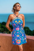 Blau geblümtes Mini-Strandkleid mit hohem Ausschnitt