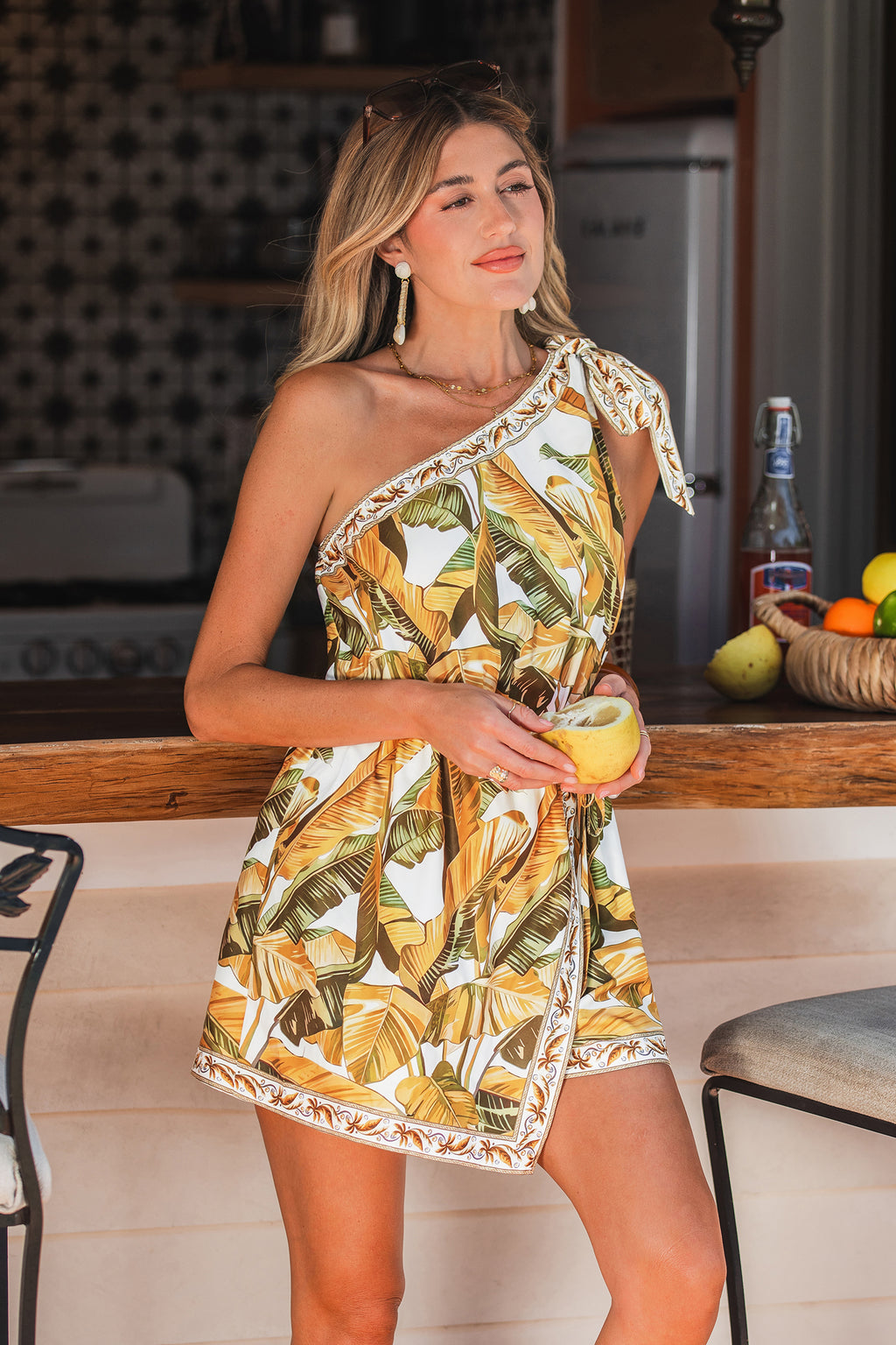 Tropischer Romper mit asymmetrischem Ausschnitt und Wickelfront