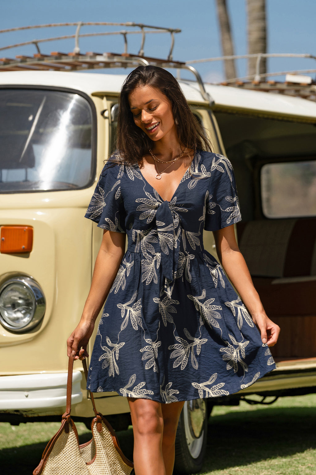 Blau geblümtes Kurzarm Mini-Strandkleid mit V-Ausschnitt