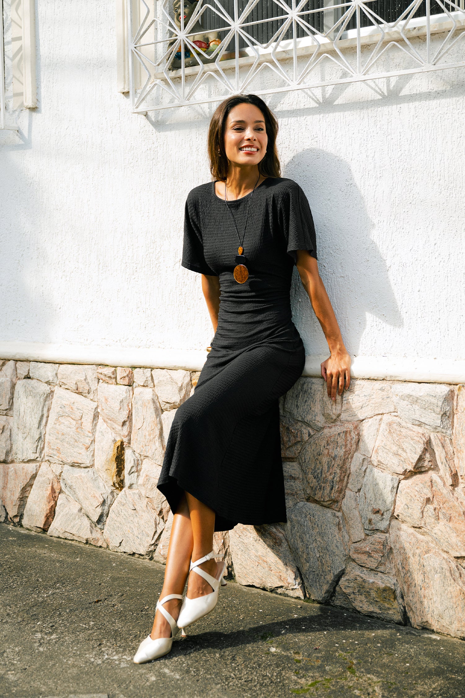 Schwarzes Kurzarm Maxikleid mit Rundhalsausschnitt