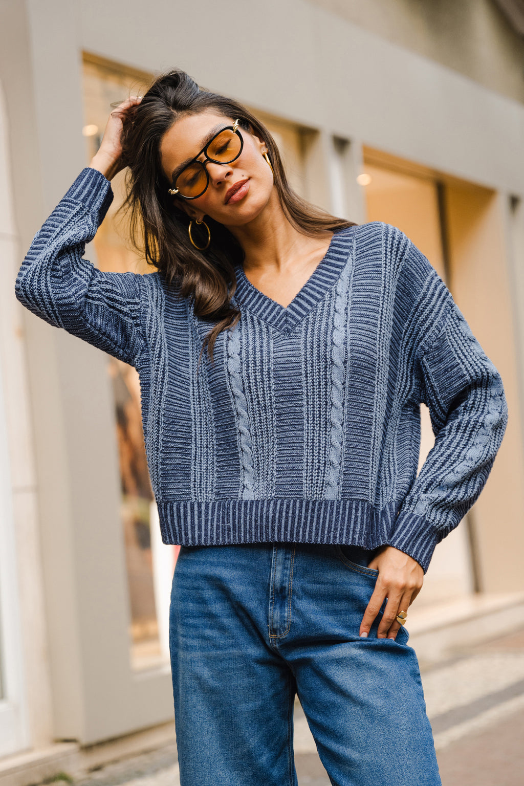 Blauer Langarmpullover mit V-Ausschnitt