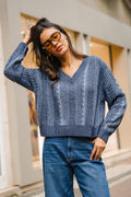 Blauer Langarmpullover mit V-Ausschnitt