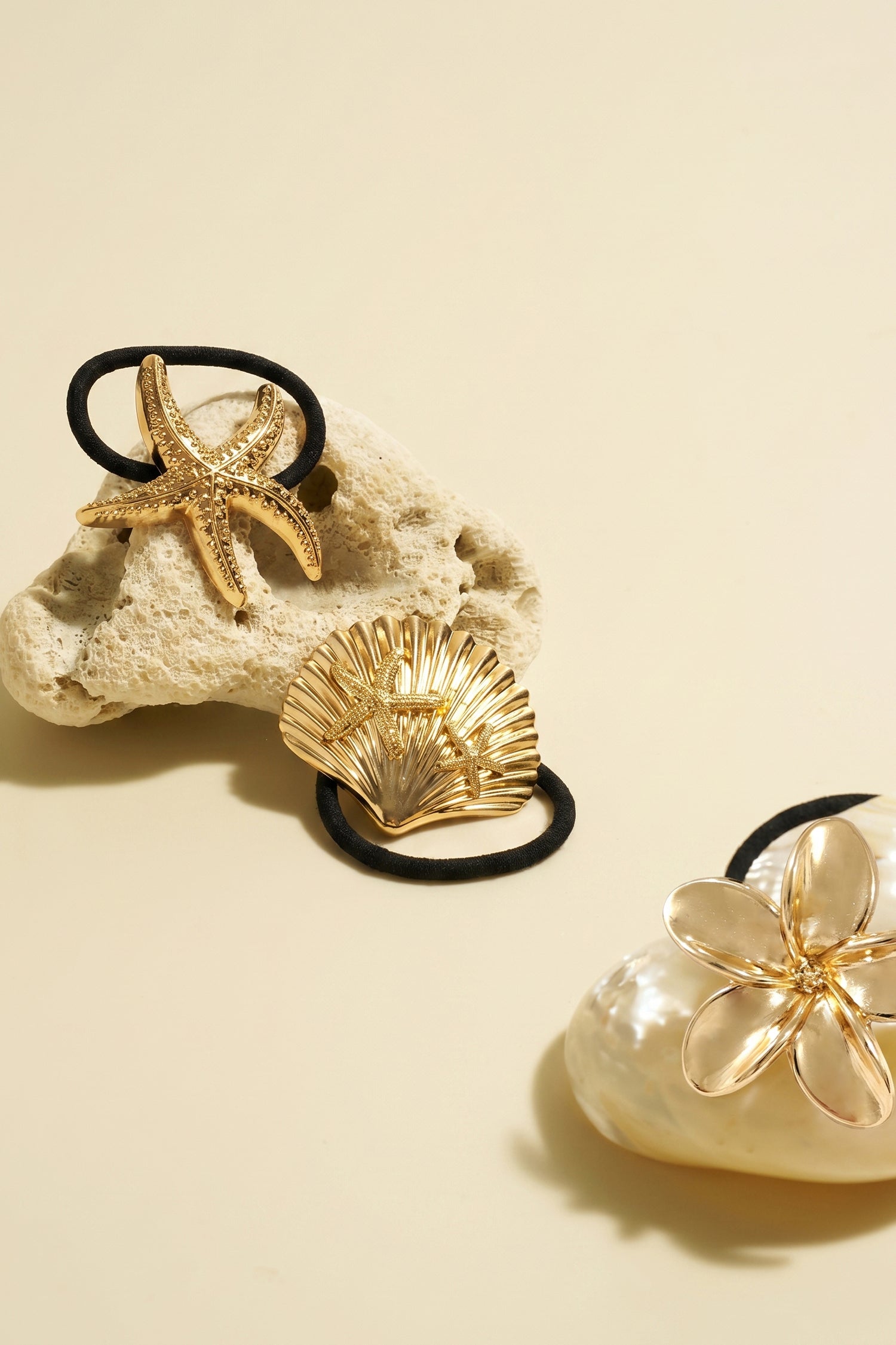 Küsteninspiriertes goldfarbenes Haargummi-Set