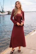 Ziegelroter Strick-Zweiteiler aus Midikleid mit Strickjacke