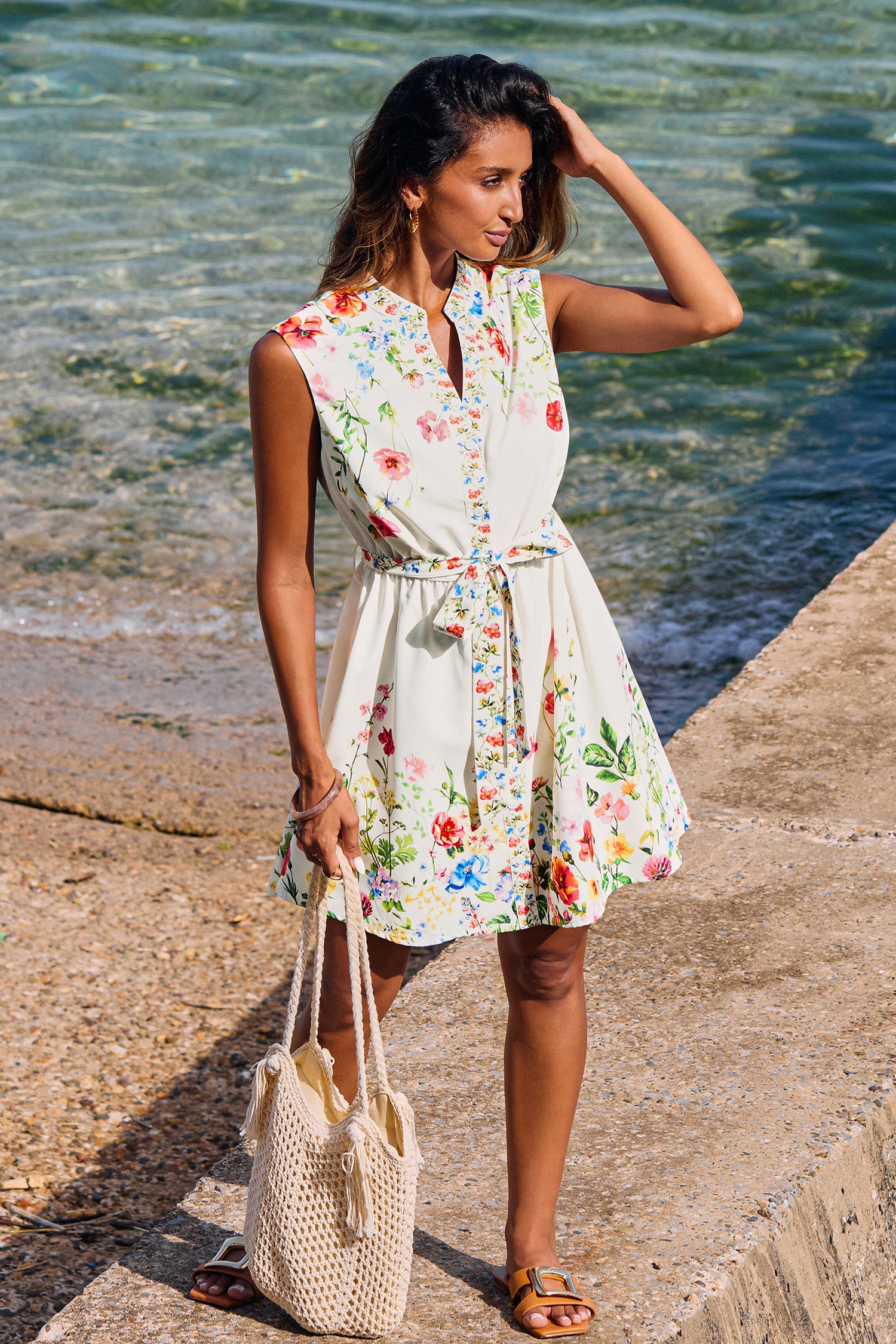 Geblümtes Mini-Hemdblusenkleid mit Taillenband