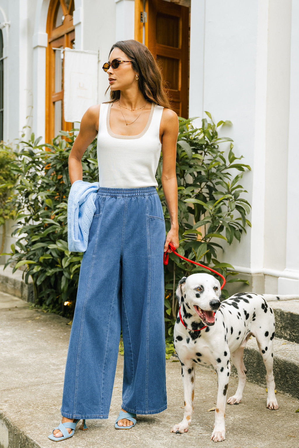 Blaue Jeanshose mit weitem Bein
