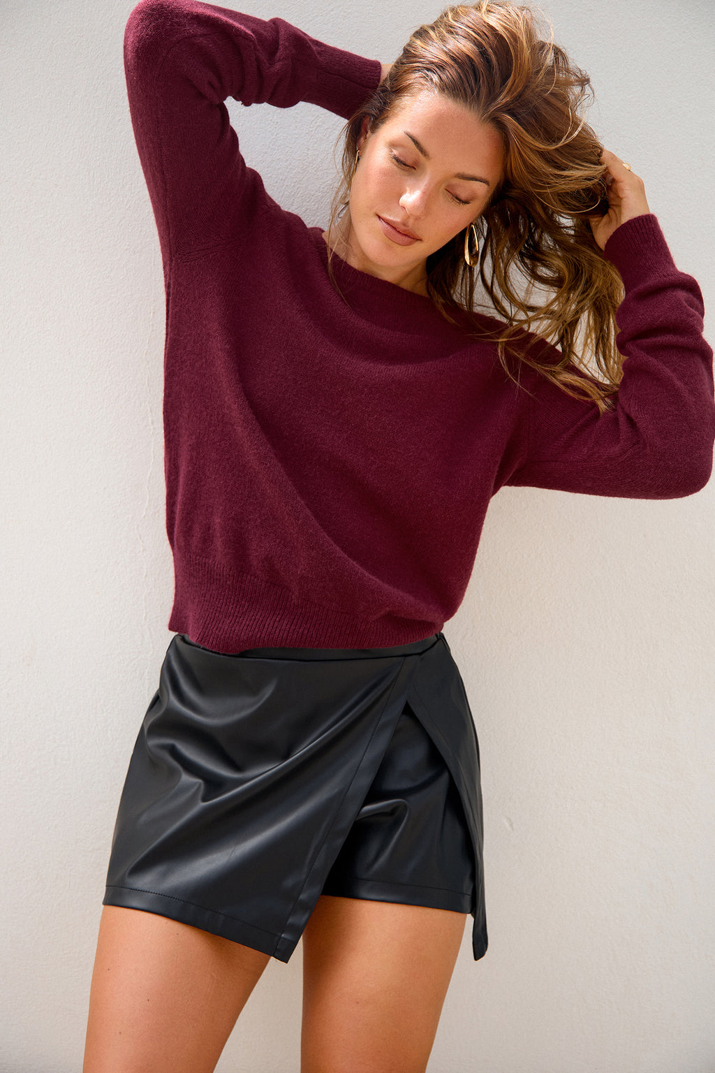 Roter Langarmpullover mit offenem Rücken