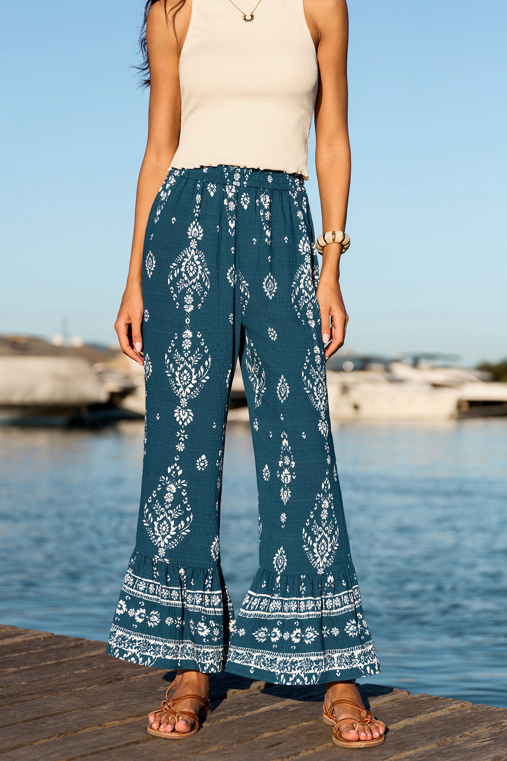 Blaue Hose mit Ornament-Muster
