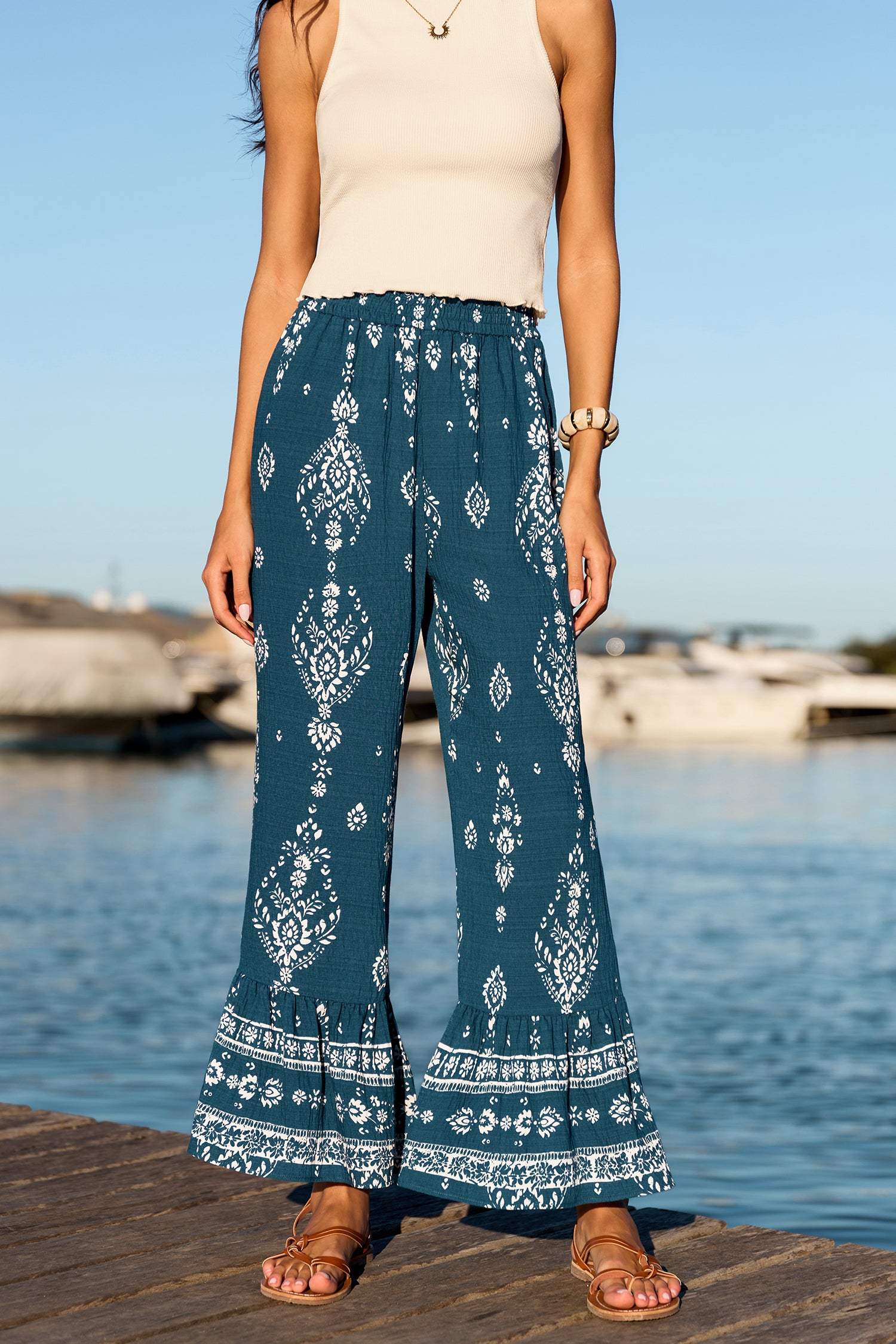 Blaue Hose mit Ornament-Muster