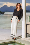 Beigefarbene Hose mit weitem Bein und Kontrastdetails
