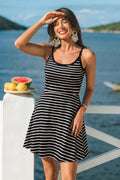 Gestreiftes Mini-Freizeitkleid mit U-Ausschnitt