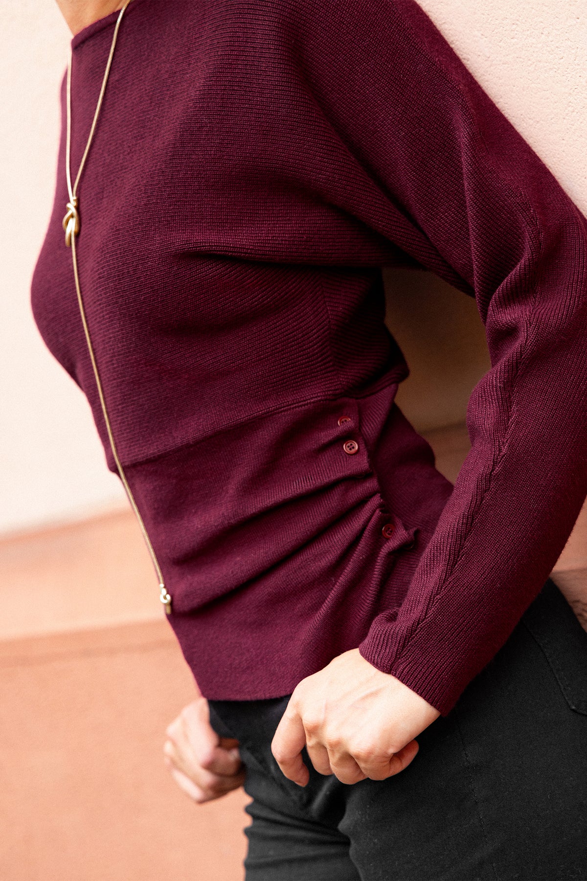 Burgunderroter Langarmpullover mit U-Boot-Ausschnitt