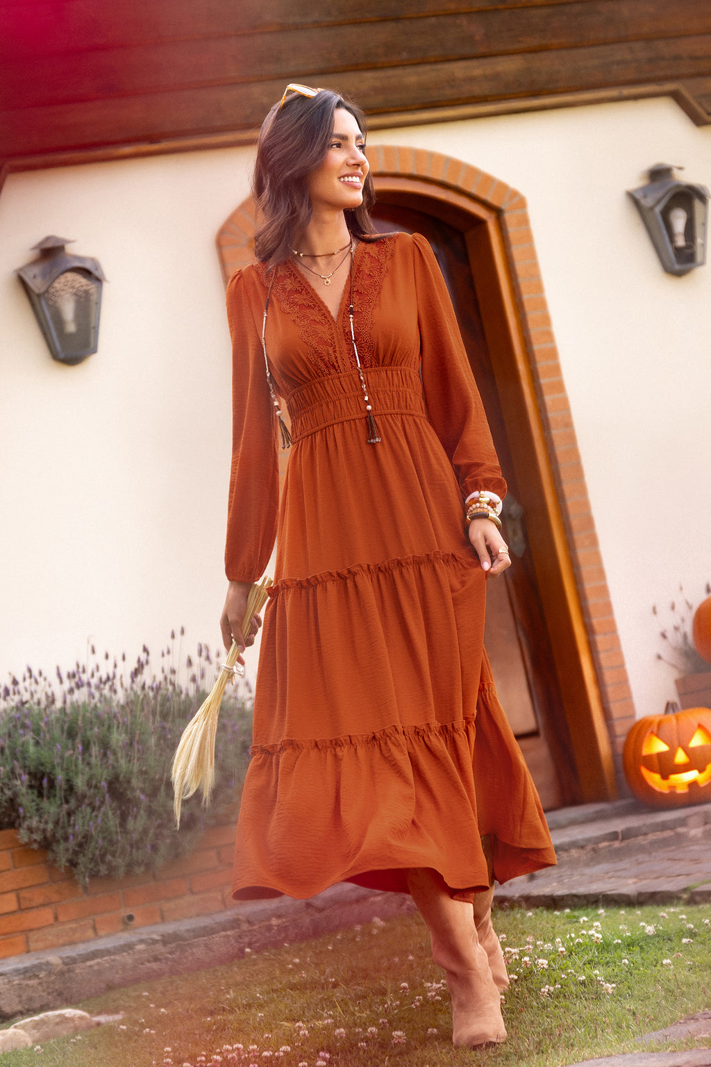 Orangefarbenes Langarm Maxikleid mit Spitzenbesatz