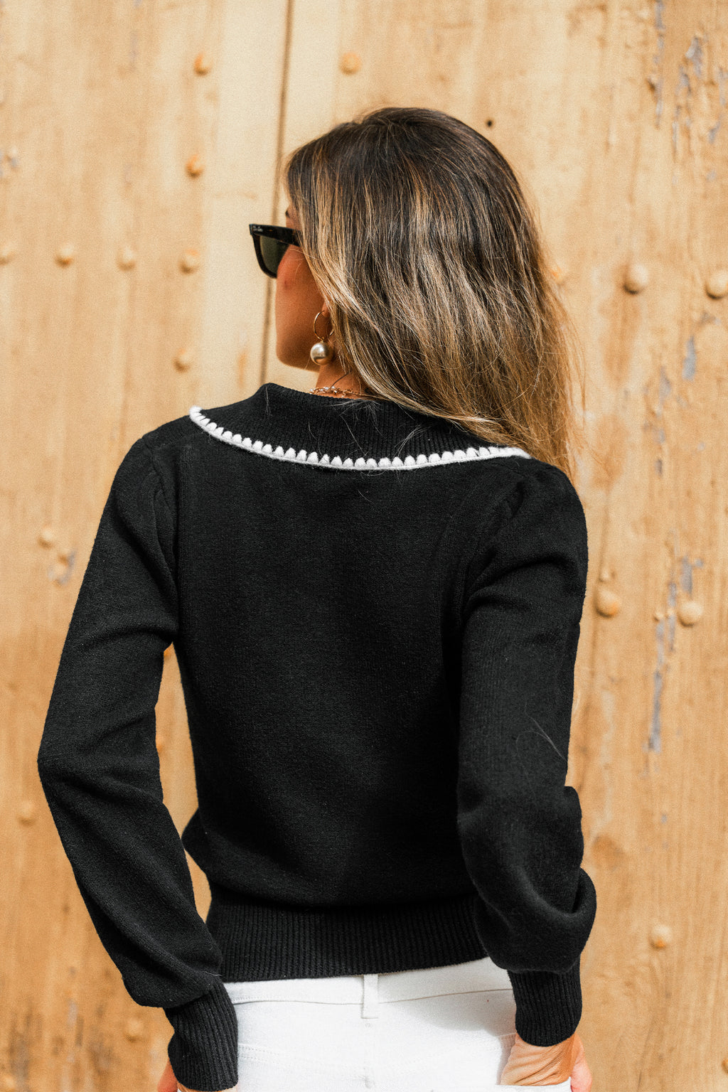 Schwarzer Langarmpullover mit Kragen