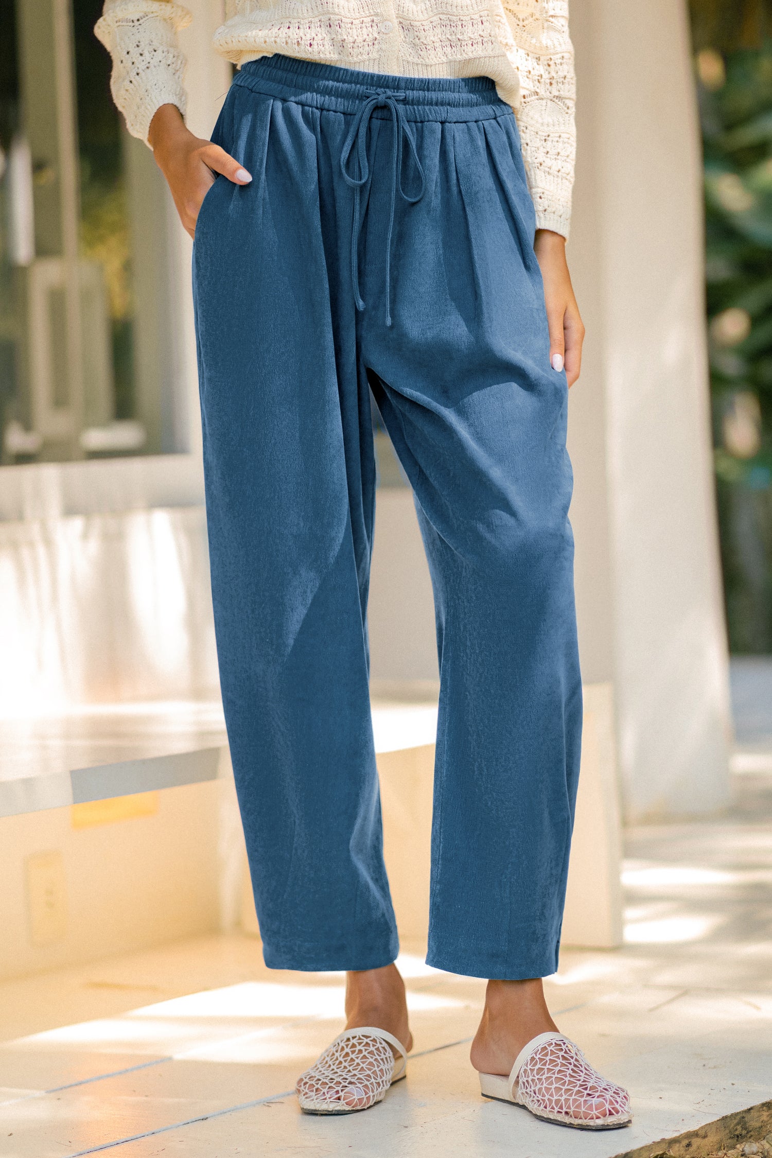 Blaue Stoffhose mit elastischem Bund