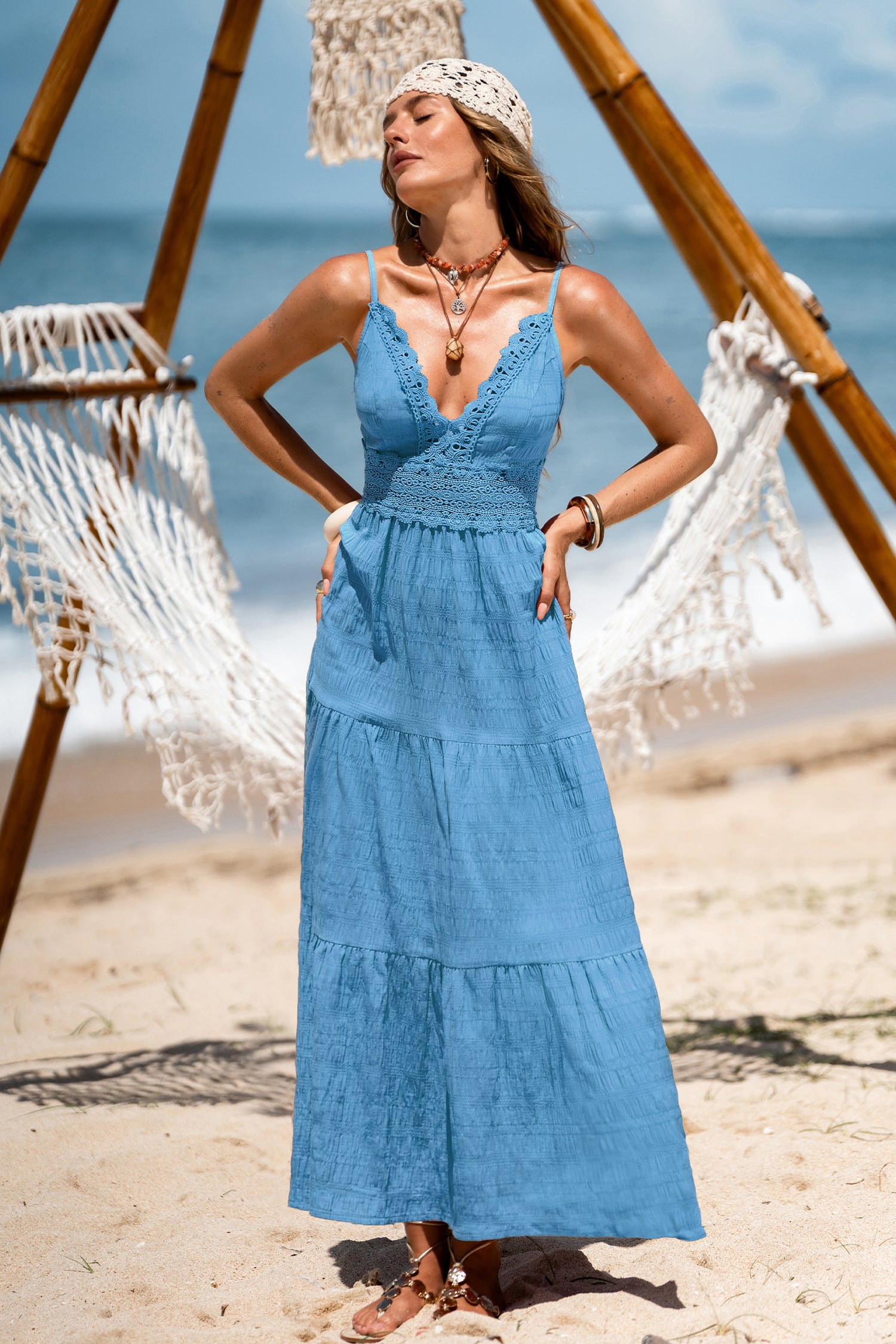Blaues tailliertes Maxi-Strandkleid mit tiefem Ausschnitt