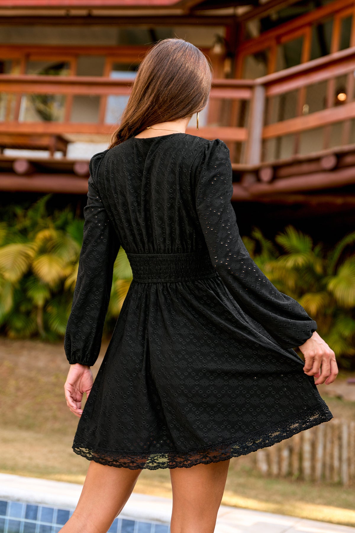 Schwarzes Langarm Tiefer Ausschnitt Minikleid mit Spitzenbesatz