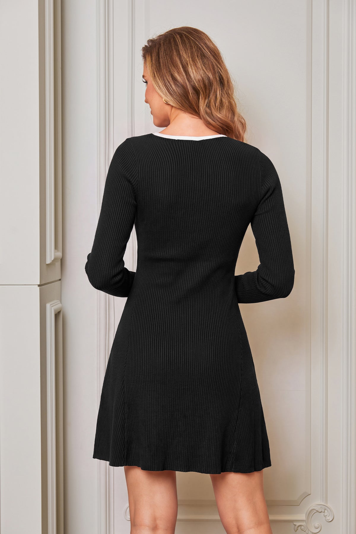 Schwarzes Mini-Strickkleid mit Kontrastdetails
