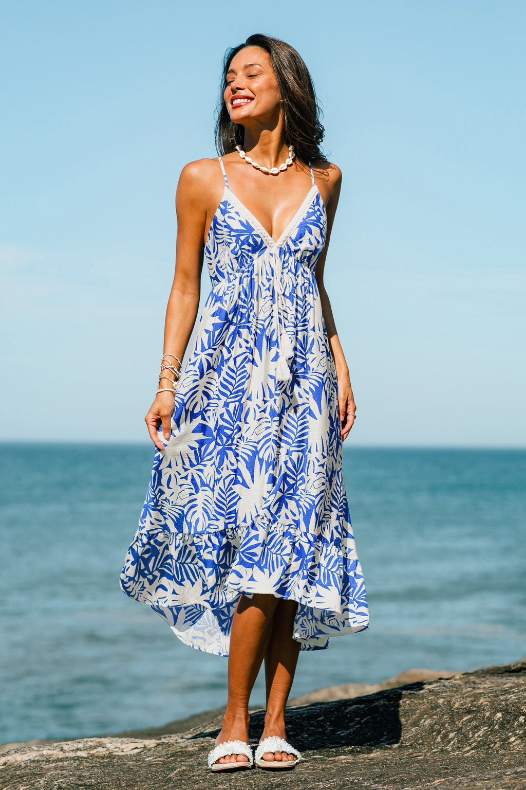 Blaues Midi-Strandkleid mit V-Ausschnitt und Blätterprint