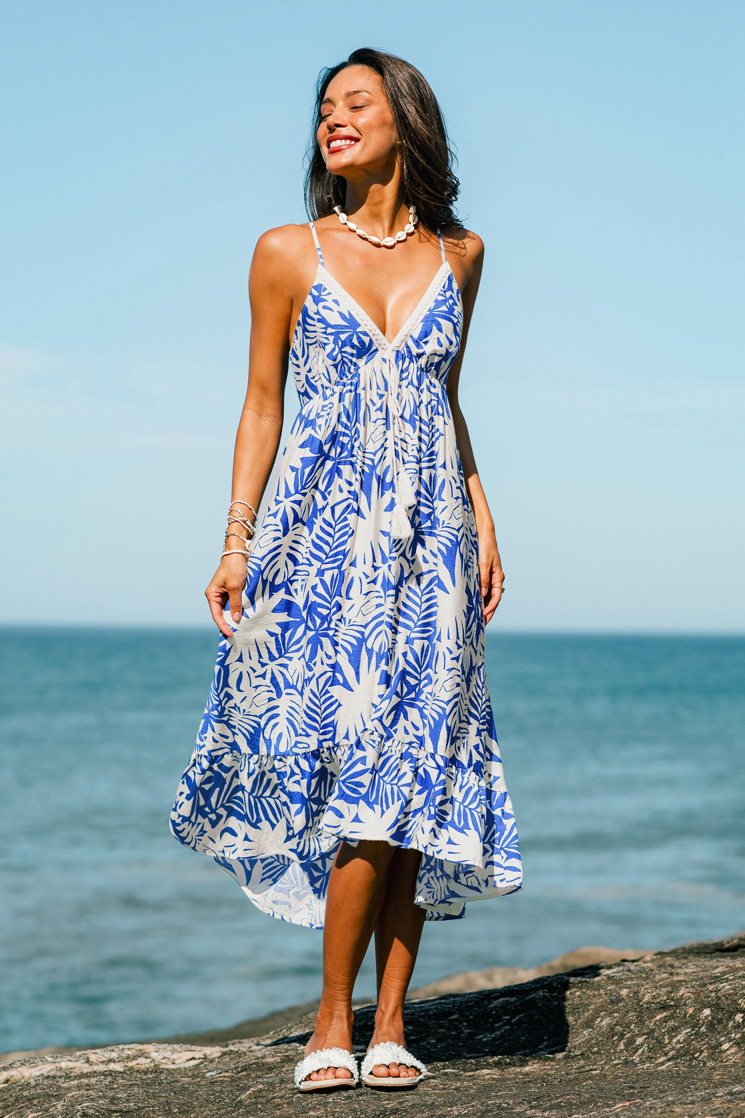 Blaues Midi-Strandkleid mit V-Ausschnitt und Blätterprint