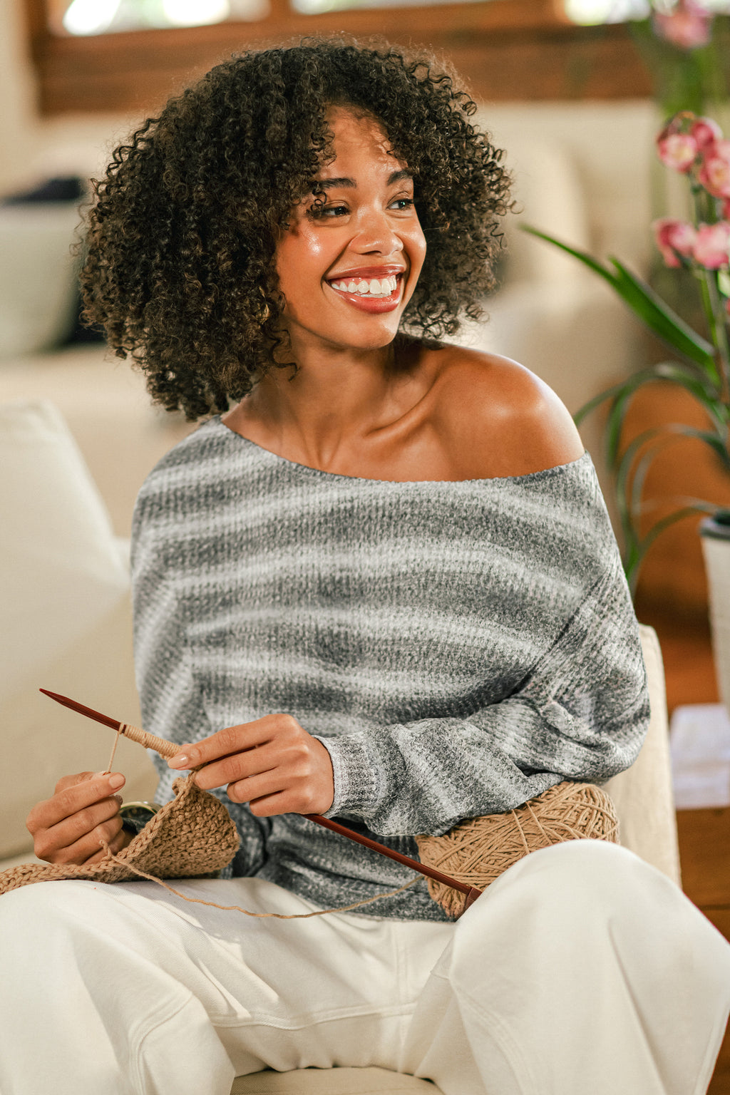 Gestreiftes Langarm Strick-Top mit asymmetrischem Ausschnitt