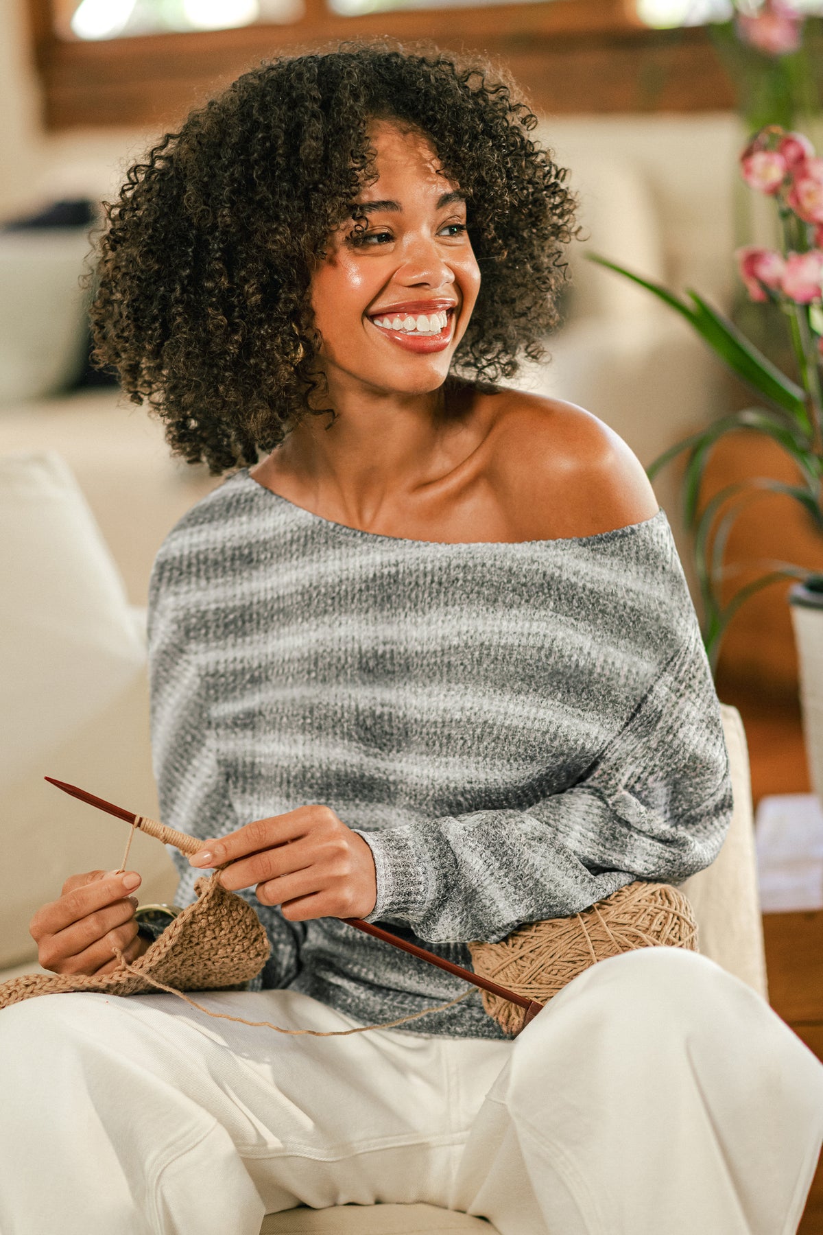 Gestreiftes Langarm Strick-Top mit asymmetrischem Ausschnitt