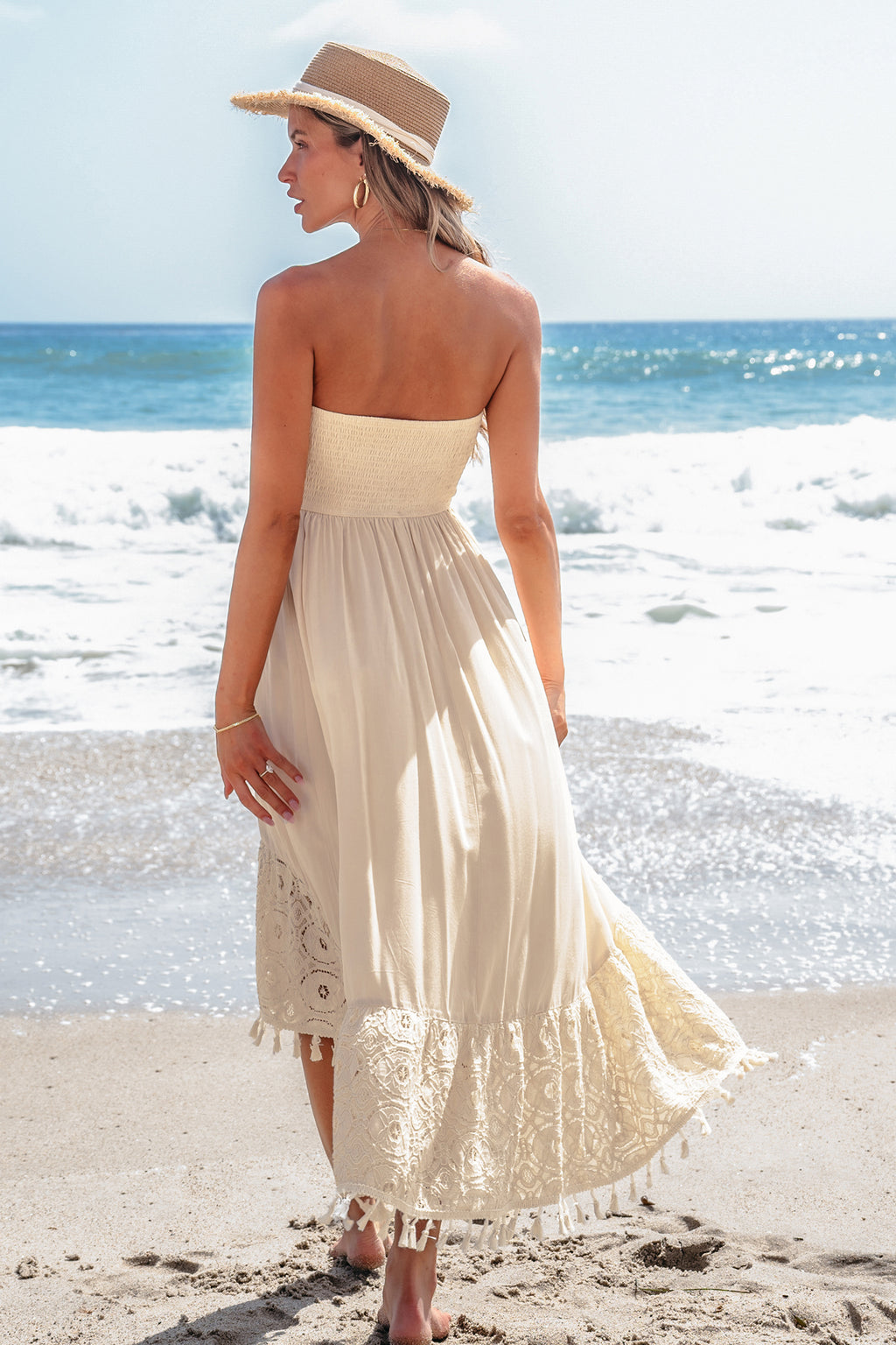 Sandfarbenes Schlauchkleid mit Quastenbesatz