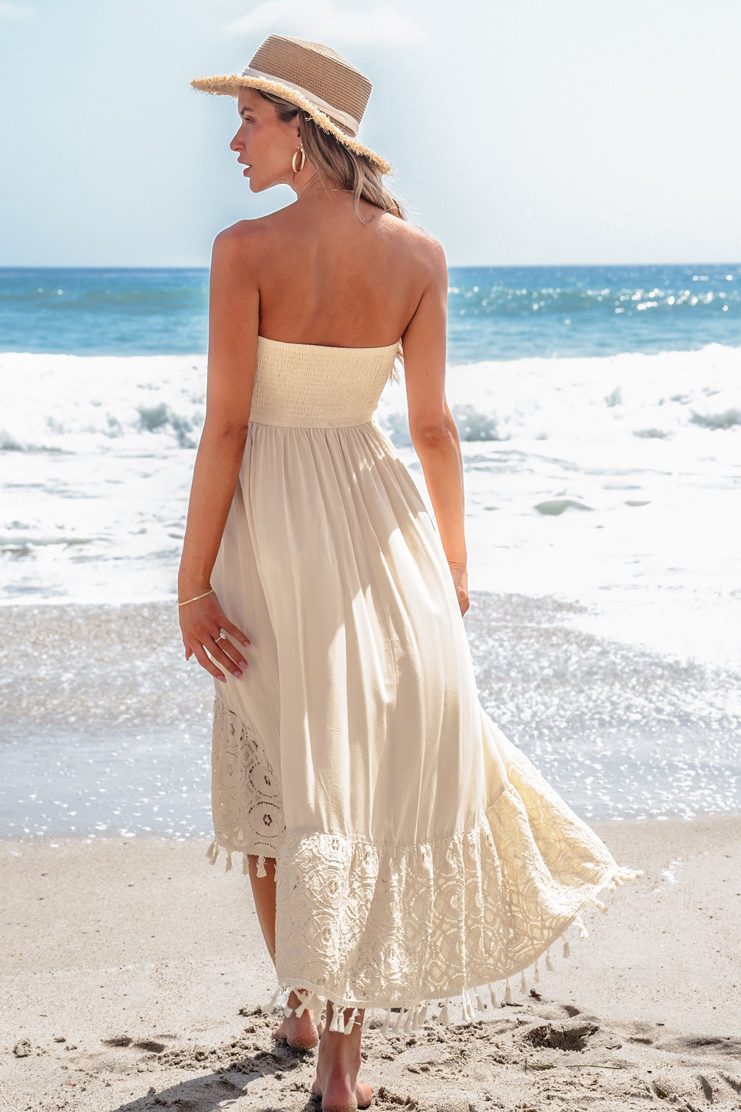 Sandfarbenes Schlauchkleid mit Quastenbesatz