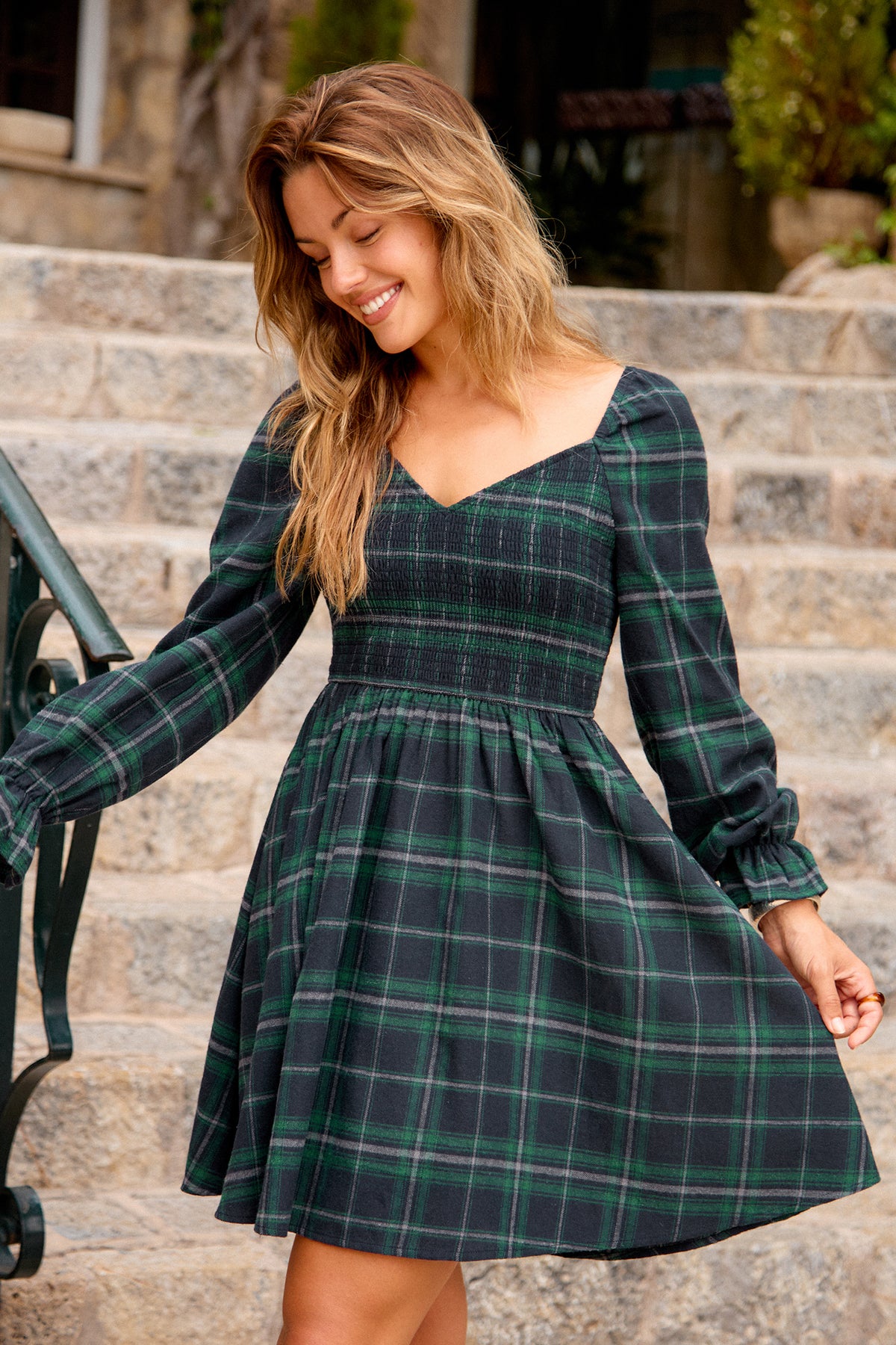 Kariertes Langarm-Minikleid mit V-Ausschnitt