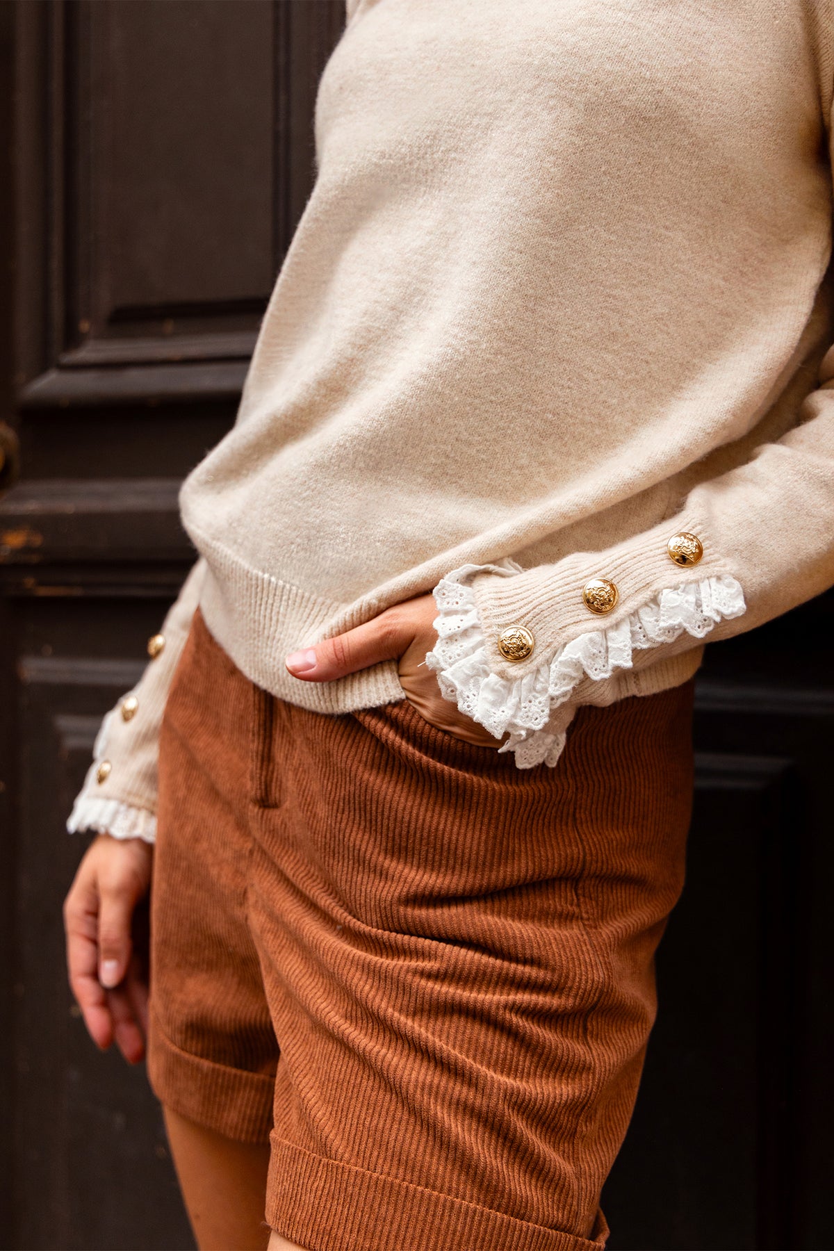 Neutralfarbener Langarmpullover mit Rüschenkante