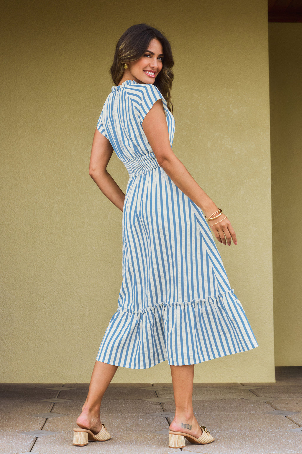 Blau Gestreiftes Gesmokter Bund Midi-Sommerkleid