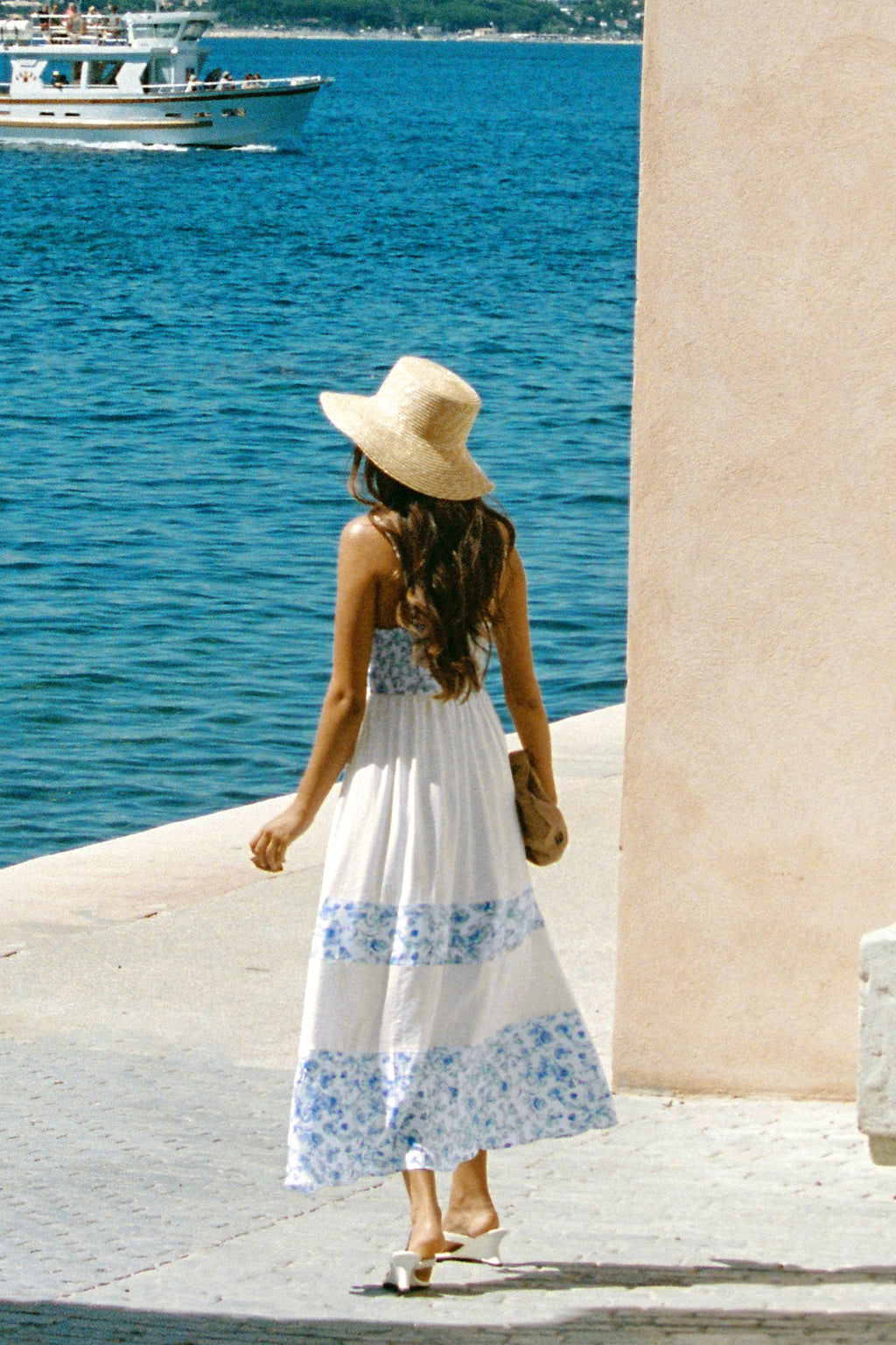 Blau geblümtes Maxi-Sommerkleid mit eckigem Ausschnitt