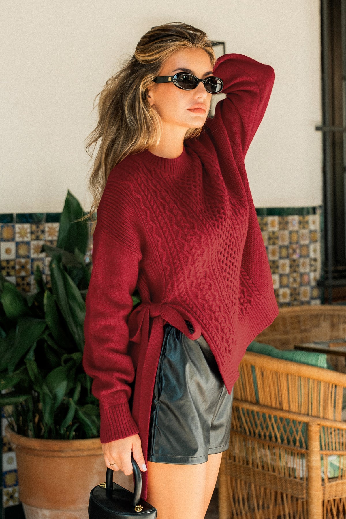 Roter Langarmpullover mit seitlichem Bindeband