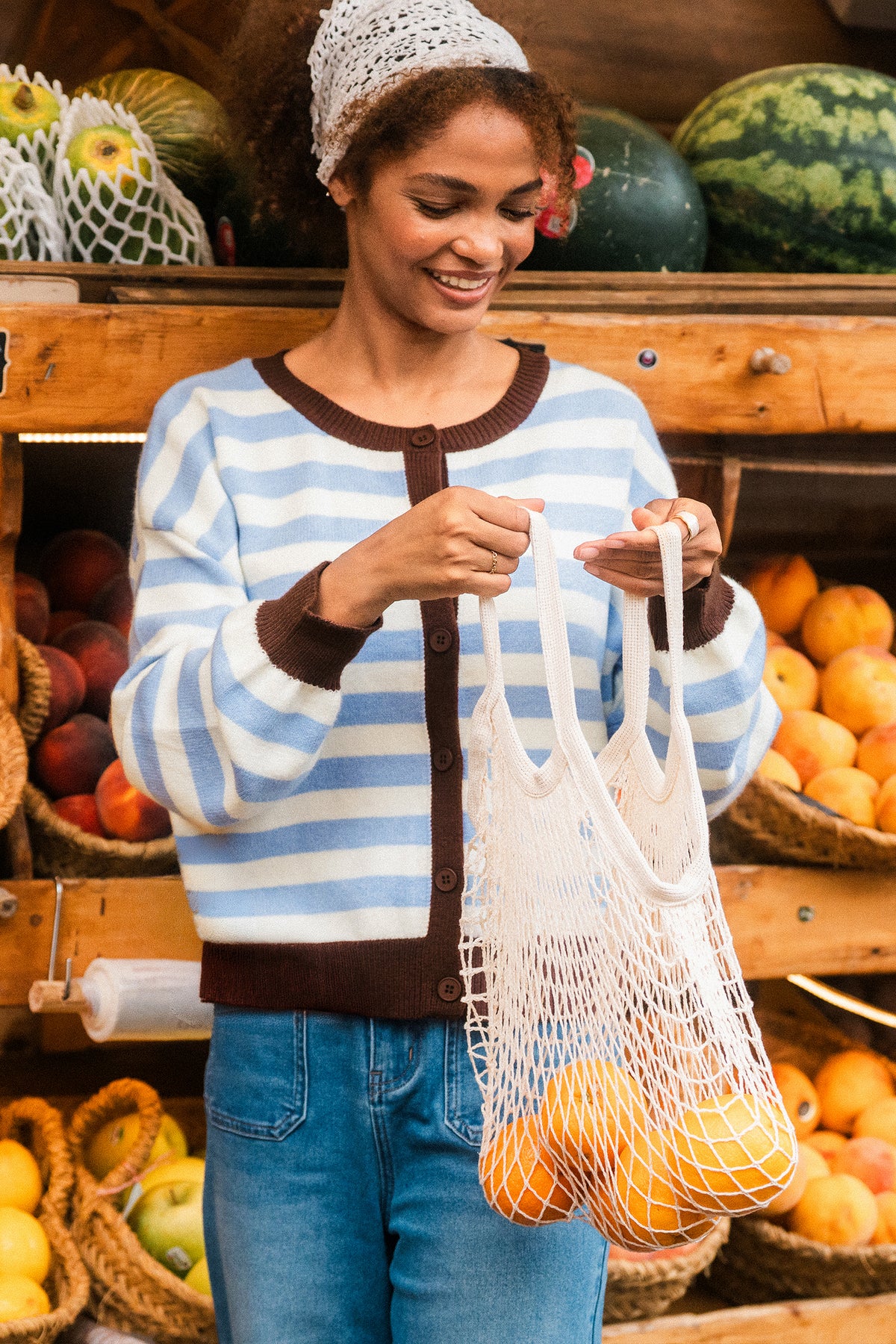 Gestreifte Strickjacke mit Rundhalsausschnitt
