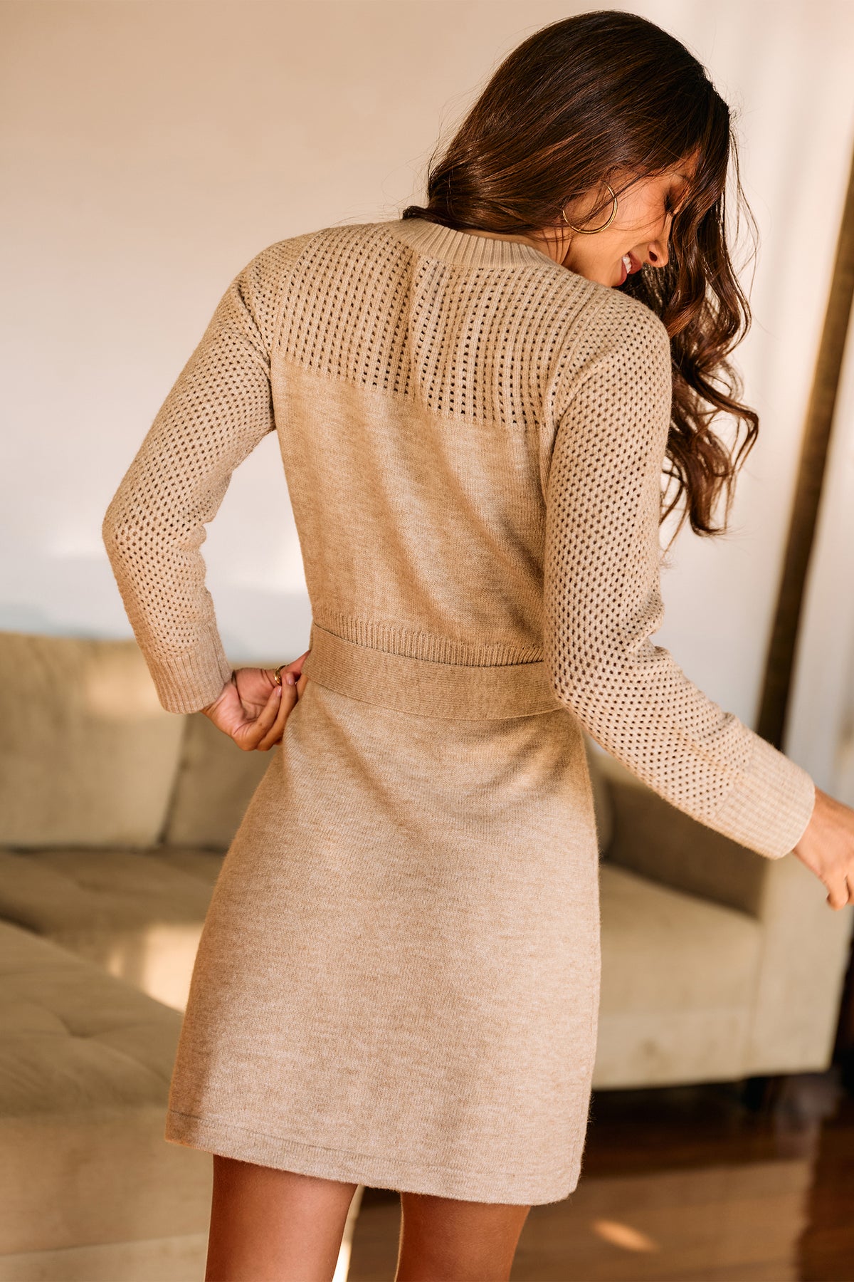Neutrales Mini-Strickkleid mit Rundhalsausschnitt