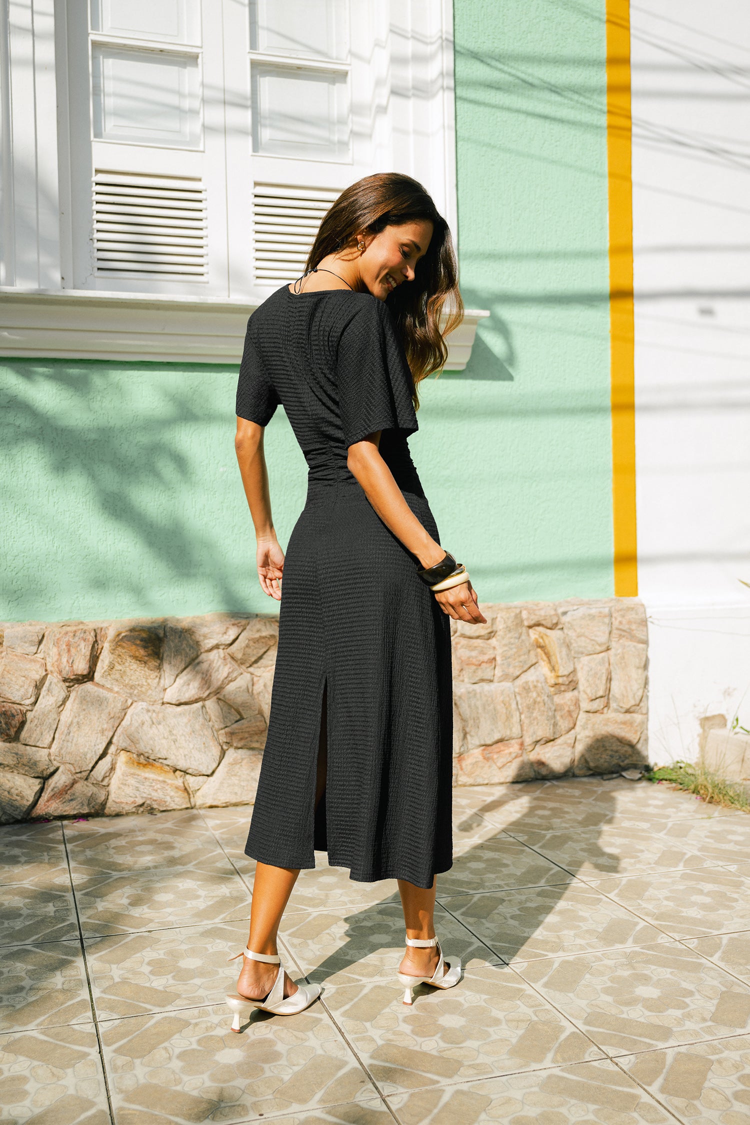 Schwarzes Kurzarm Maxikleid mit Rundhalsausschnitt